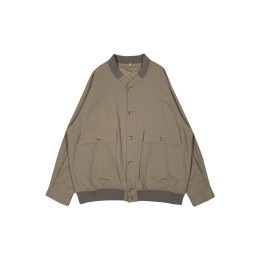 Customized fashionable men's baseball jacket, designed khaki shirt, contrasting brown collar + hem, buttoned baseball jacket, large pocket design on left and right hem, baseball jacket supplier Z685 Customized fashionable men's baseball jacket, designed khaki shirt, contrasting brown collar + hem, buttoned baseball jacket, large pocket design on left and right hem, baseball jacket supplier Z685